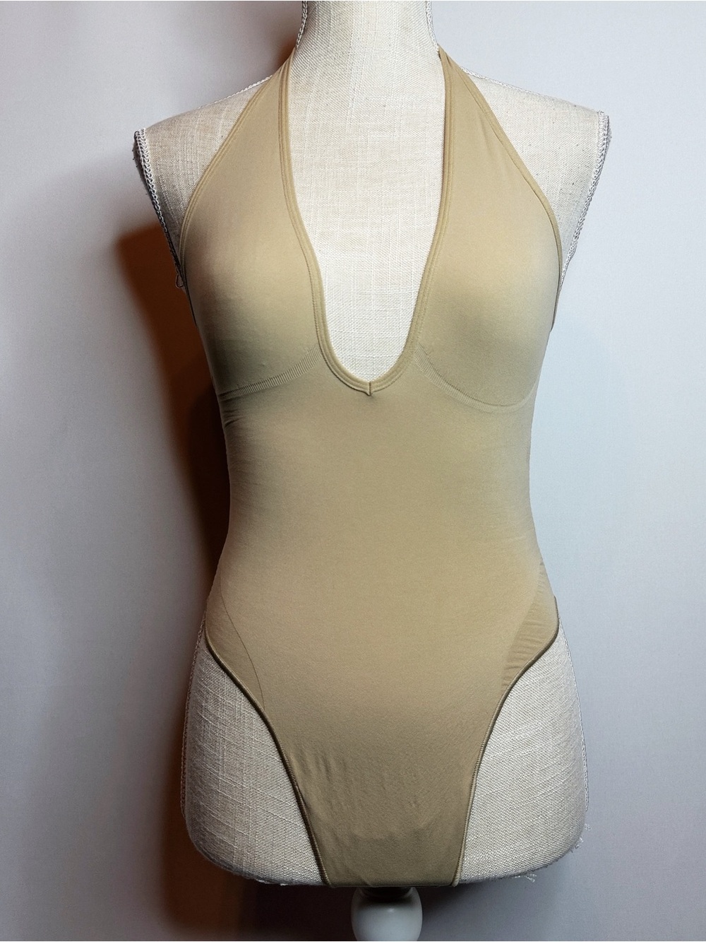 Skims Seamless Sculpt Deep Plunge Thong Bodysuit - Picture 3 of 6